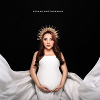 Di pemotretan tersebut Mpok Alpa tampil dalam 2 look. Di look pertama ia terlihat mengenakan gaun putih polos dengan headpiece di kepalanya. Foto: Instagram/@nina_mpokalpa/@staaar_studio