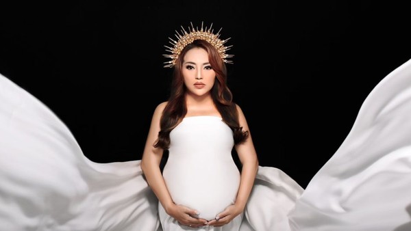 7 Pemotretan Maternity Mpok Alpa yang Bikin Pangling, Bumil Cantik Maksimal