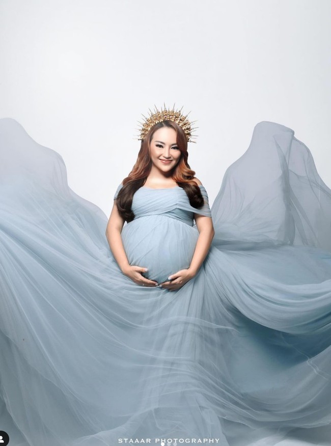 Untuk look selanjutnya Mpok Alpa tampil dalam balutan gaun berwarna biru muda. Cantik maksimal, penampilan Mpok Alpa disebut-sebut bak beda orang. Masyaa Allah cantik pangling banget sehat2 ya mpok, komentar salah seorang netizen. Foto: Instagram/@nina_mpokalpa/@staaar_studio