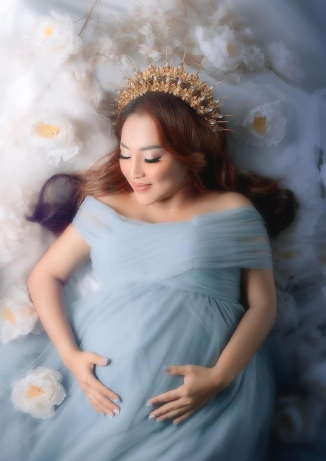 Mpok Alpa sendiri saat ini diketahui tengah hamil anak ketiga di usia 37 tahun. Kini ia tengah menantikan kehadiran anak kembarnya itu yang berjenis kelamin laki-laki. Foto: Instagram/@nina_mpokalpa/@staaar_studio