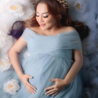 Mpok Alpa sendiri saat ini diketahui tengah hamil anak ketiga di usia 37 tahun. Kini ia tengah menantikan kehadiran anak kembarnya itu yang berjenis kelamin laki-laki. Foto: Instagram/@nina_mpokalpa/@staaar_studio