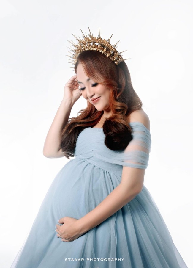 Dengan riasan wajah dan mahkota di kepalanya, Mpok Alpa tampil bak Princess. Penampilannya itu tampak sangat berbeda dengan biasanya. Foto: Instagram/@nina_mpokalpa/@staaar_studio