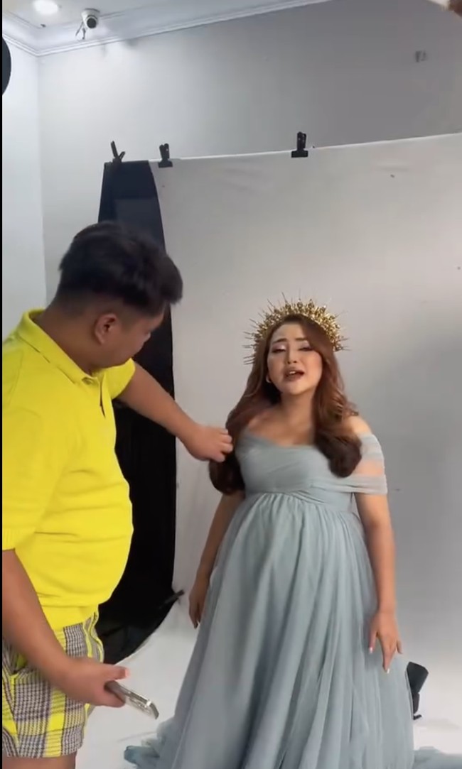 Jelang persalinan, baby bump di perut Mpok Alpa juga sudah terlihat semakin besar. Kebahagiaan pun tampak jelas menghiasi wajah wanita yang sebentar lagi akan kembali memiliki bayi itu. Foto: Instagram/@nina_mpokalpa/@staaar_studio