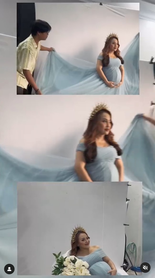 Dalam keterangan unggahannya Mpok Alpa mengaku senang karena bisa menjalani pemotretan maternity untuk kehamilan ketiganya ini. Akhirnya mpok kesampeaan bisa photoshoot maternity buat si boboy, tulisnya. Foto: Instagram/@nina_mpokalpa/@staaar_studio