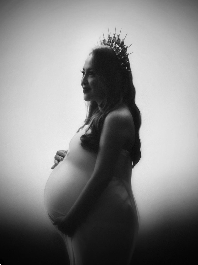 Pelawak sekaligus presenter Mpok Alpa baru saja terlihat menjalani pemotretan maternity bersama fotografer Staaar Studio. Tampil manglingi, Mpok Alpa terlihat cantik bak beda orang. Foto: Instagram/@nina_mpokalpa/@staaar_studio