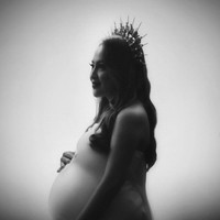 Pelawak sekaligus presenter Mpok Alpa baru saja terlihat menjalani pemotretan maternity bersama fotografer Staaar Studio. Tampil manglingi, Mpok Alpa terlihat cantik bak beda orang. Foto: Instagram/@nina_mpokalpa/@staaar_studio