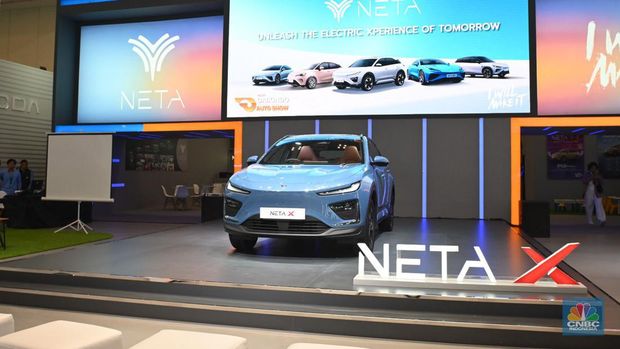 NETA Auto Indonesia, resmi memperkenalkan line up terbarunya yaitu NETA X, sebuah SUV medium listrik di acara GAIKINDO Indonesia International (GIIAS), rabu (17/7/2024). (CNBC Indonesia/Ferry Sandi)