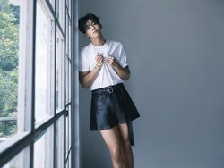 Gaya Beda Ok TaecYeon Pakai Rok Kulit Jelang Bintangi Drama Gay Jepang