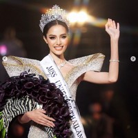 Opal Suchata Chuangsri dinobatkan sebagai Miss Universe Thailand 2024. Dia mengalahkan 39 finalis lainnya dalam malam final yang digelar di MCC Hall, The Mall Ngamwongnam Nonthaburi, akhir pekan kemarin. Foto: Dok. Instagram @suchaaata
