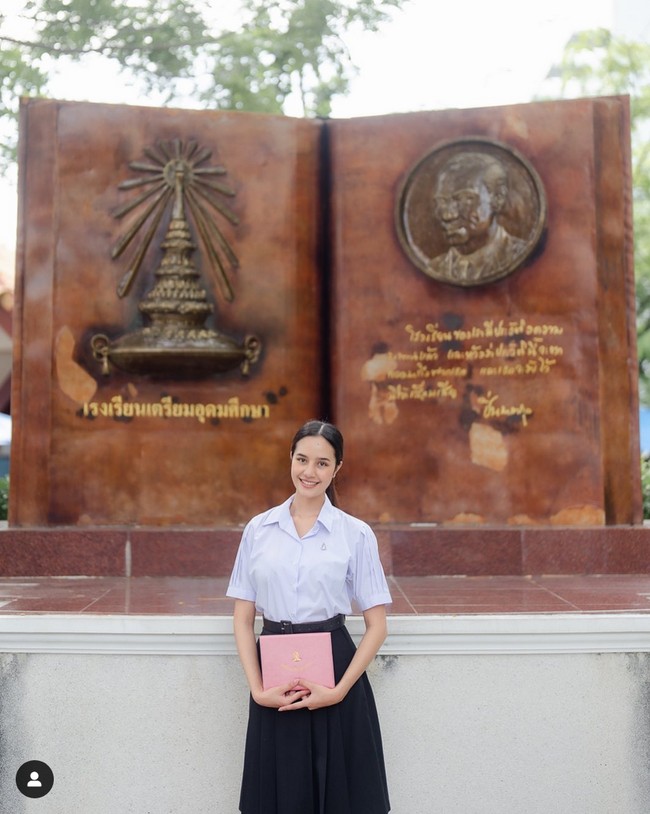 Setelah lulus SMA, Opal Suchata kini meneruskan pendidikannya ke Universitas Thammasat. Dia tercatat sebagai mahasiswi jurusan politik dan hubungan internasional. Foto: Dok. Instagram @suchaaata