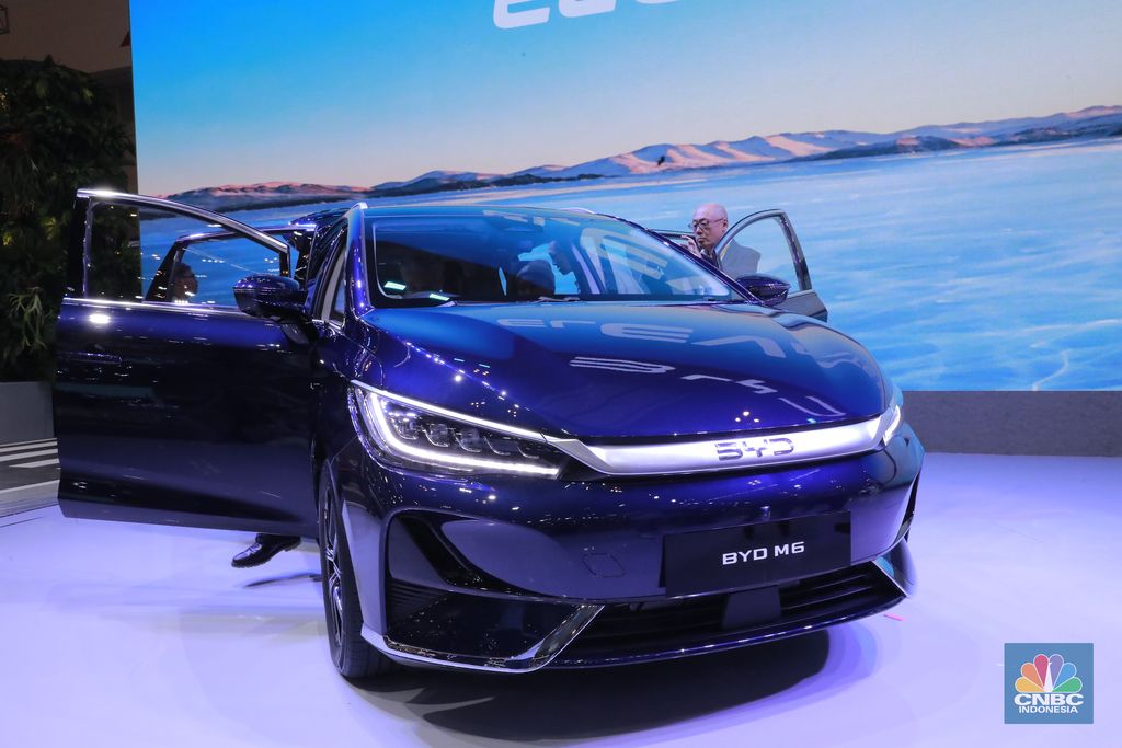 Pabrikan otomotif asal China, Build Your Dreams (BYD), resmi meluncurkan mobil keluarga atau Multi-Purpose Vehicle (MPV) M6 di GIIAS 2024 yang digelar di ICE BSD, Tangerang, 18-28 Juli 2024. (CNBC Indonesia/Muhammad Sabki)