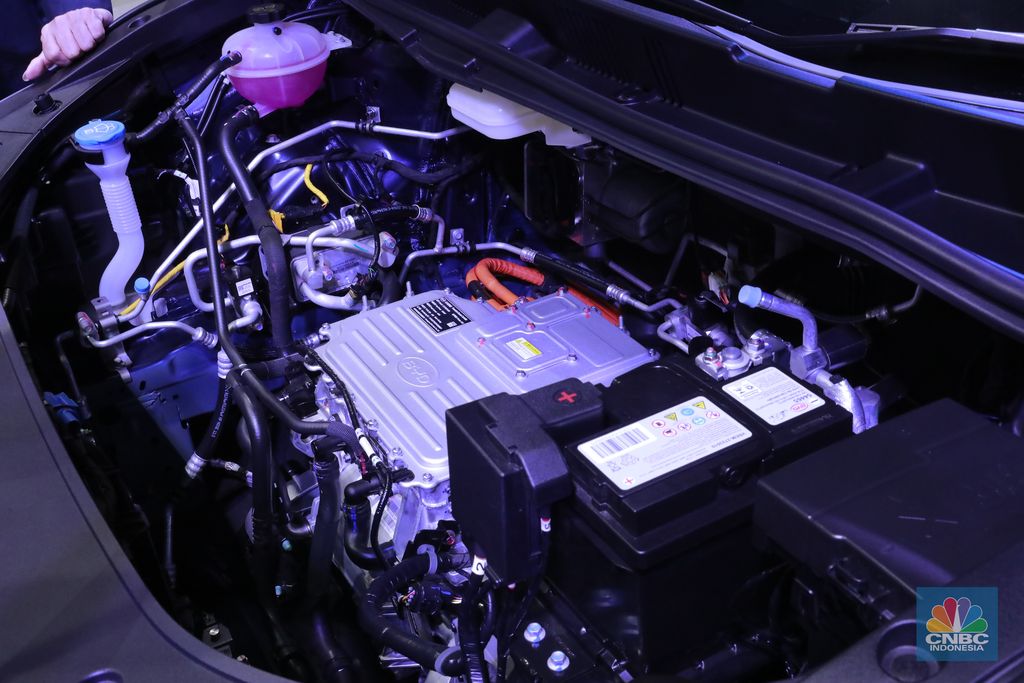 Pabrikan otomotif asal China, Build Your Dreams (BYD), resmi meluncurkan mobil keluarga atau Multi-Purpose Vehicle (MPV) M6 di GIIAS 2024 yang digelar di ICE BSD, Tangerang, 18-28 Juli 2024. (CNBC Indonesia/Muhammad Sabki)