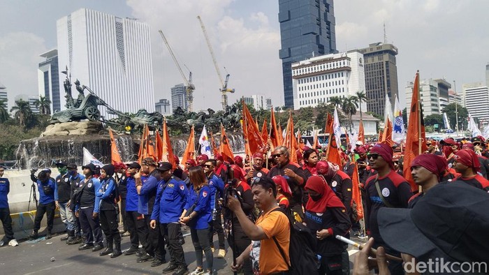Partai Buruh bersama Konfederasi Serikat Pekerja Indonesia (KSPI) menggelar aksi demo di kawasan Patung Kuda, Jakarta Pusat (Jakpus), siang ini, Rabu (17/7/2024). (Ammar/detikcom)