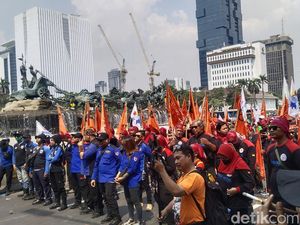 Massa Buruh Gelar Aksi Tolak Omnibus Law di Patung Kuda Jakpus Siang Ini
