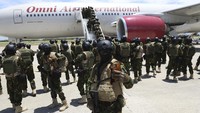 Polisi Kenya yang merupakan bagian dari pasukan multinasional yang didukung PBB tiba di Bandara Internasional Toussaint Louverture di Port-au-Prince, Haiti, Selasa (16/7/2024).  