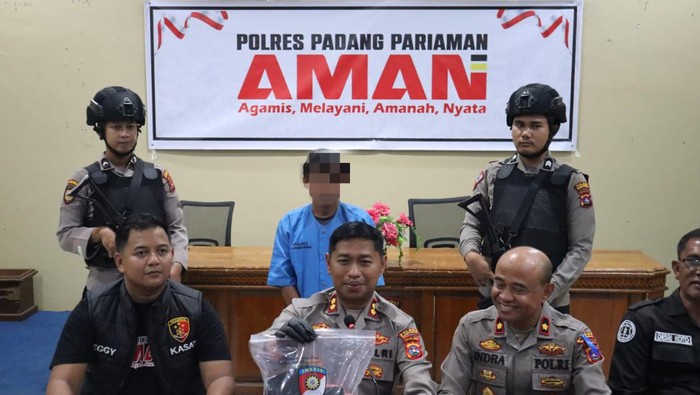 Pelaku saat dihadirkan dalam rilis Polres Padang Pariaman. (dok. Polres Padang Pariaman)