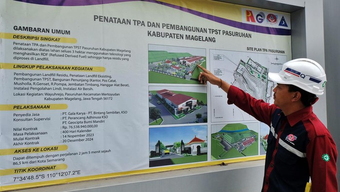 Pekerja menyelesaikan pembangunan gedung hanggar pada proyek pembangunan Tempat Pengolahan Sampah Terpadu (TPST) Pasuruhan, Mertoyudan, Magelang, Jawa Tengah, Rabu (17/7/2024). Pembangunan TPST Pasuruhan bertujuan untuk menyelesaikan masalah sampah di Kabupaten Magelang, dengan hanggar seluas 5.000 meter persegi yang diperkirakan mampu menampung dan mengolah sampah 100 ton per hari terutama di Kawasan Strategis Pariwisata Nasional (KSPN) Borobudur dan sekitarnya. ANTARA FOTO/Anis Efizudin/tom.