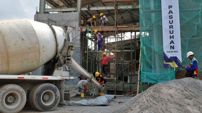Pembangunan TPST untuk Atasi Sampah di Magelang Pekerja menyelesaikan pembangunan gedung hanggar pada proyek pembangunan Tempat Pengolahan Sampah Terpadu (TPST) Pasuruhan, Mertoyudan, Magelang, Jawa Tengah, Rabu (17/7/2024). Pembangunan TPST Pasuruhan bertujuan untuk menyelesaikan masalah sampah di Kabupaten Magelang, dengan hanggar seluas 5.000 meter persegi yang diperkirakan mampu menampung dan mengolah sampah 100 ton per hari terutama di Kawasan Strategis Pariwisata Nasional (KSPN) Borobudur dan sekitarnya. ANTARA FOTO/Anis Efizudin/tom.