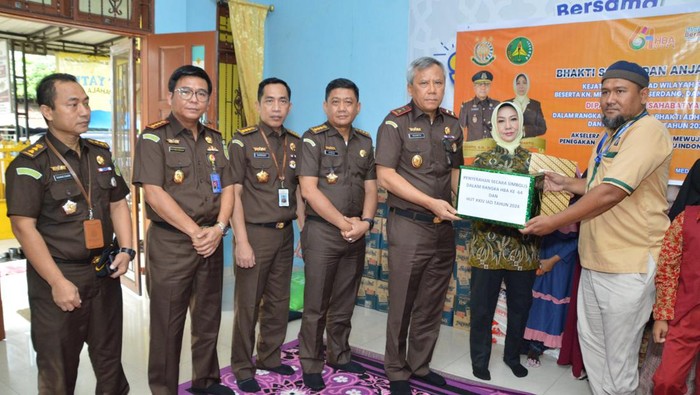Pemberian bantuan oleh pejabat Kejati Sumut dalam menyambut HBA ke-64 dan HUT IAD XXIV (Dok. Istimewa)