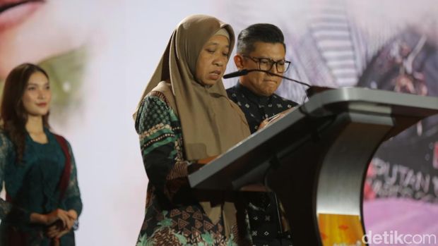 Pemberian trofil Anugerah Adiluhung detikJabar Awards 2024 kepada perwakilan ibu guru Een Sukaesih