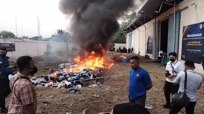 Pemusnahan barang illegal hasil sitaan negara dilakukan Bea Cukai Teluk Nibung.