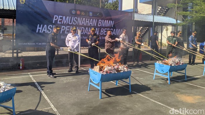 Pemusnahan rokok ilegal di Kantor Bea Cukai Mataram, Rabu (17/7/2024). (Ahmad Viqi/detikBali).