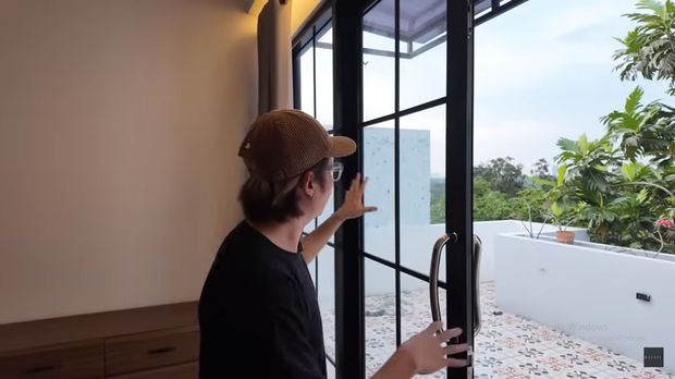 Penampakan balkon di lantai 3 rumah Rafael Tan.