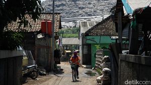 Potret Kehidupan Warga Bantargebang, Rumah Jadi Bengkel Sampah