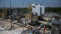 Dua petugas melakukan pemantauan rutin di area Pump House Sea Water Intake (SWI), kompleks Pembangkit Listrik Tenaga Gas Uap (PLTGU) Jawa-1, Cilamaya, Karawang, Jawa Barat, Selasa (16/7/2024).   
