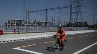 Dengan menggunakan sumber bahan bakar liquefied natural gas (LNG), maka emisi gas rumah kaca yang dihasilkan lebih rendah dibandingkan pembangkit listrik berbahan bakar batu bara maupun BBM. Hal ini sejalan dengan upaya penurunan emisi karbon dari sektor ketenagalistrikan. Ditambah lagi, pembangkit ini menggunakan teknologi closed loop cooling tower system yang meningkatkan kehandalan dalam mengurangi volume penggunaan air laut dalam hal mendukung operasional pembangkit.  
