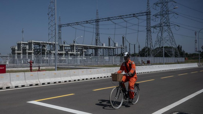Seorang petugas berpatroli di area Pembangkit Listrik Tenaga Gas Uap (PLTGU) Jawa-1, Cilamaya, Karawang, Jawa Barat, Selasa (16/7/2024). PLTGU Jawa-1 yang berada di pusat beban listrik Jawa-Bali tersebut merupakan pembangkit listrik yang terintegrasi dengan Floating Storage Regasification Unit (FSRU) dengan kapasitas terpasang 1.760 megawatt. ANTARA FOTO/Aprillio Akbar