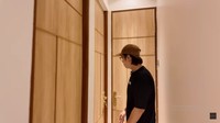 Salah satu sudut rumahnya terdiri dari 3 pintu. Isinya terdiri dari calon ruang kontennya, ruang cuci baju, dan toilet dengan WC duduk.