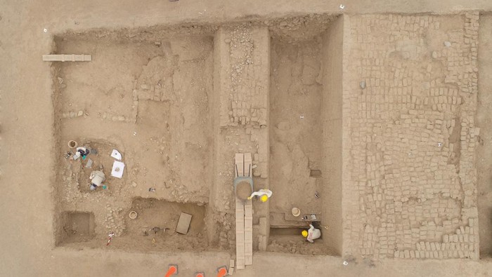 The remains of what archaeologists believe to be wealthy members of the Chimu civilization, a pre-Inca society that thrived for centuries in arid plains nestled between the Pacific Ocean and Andes Mountains, are seen in Trujillo, Peru June 24, 2024.  Peru's Ministry of Culture/Handout via REUTERS ATTENTION EDITORS - THIS IMAGE HAS BEEN SUPPLIED BY A THIRD PARTY NO RESALES. NO ARCHIVES