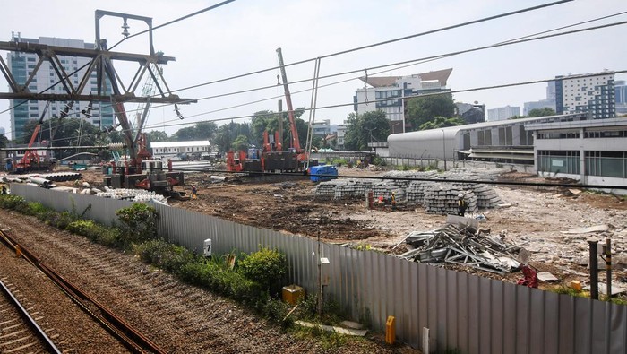 Sejumlah pekerja mengerjakan proyek perluasan Stasiun Kereta Api (KA) Tanah Abang di Jakarta, Rabu (17/7/2024). Kementerian Perhubungan menargetkan proyek perluasan stasiun tersebut selesai pada akhir 2024 dengan membangun stasiun baru, penambahan jalur kereta dari empat menjadi enam, menambah peron dari dua menjadi empat, penataan fasilitas integrasi antarmoda, dan meningkatkan kapasitas stasiun dari 100.000 menjadi 300.000 penumpang per hari. ANTARA FOTO/Aditya Pradana Putra/rwa.
