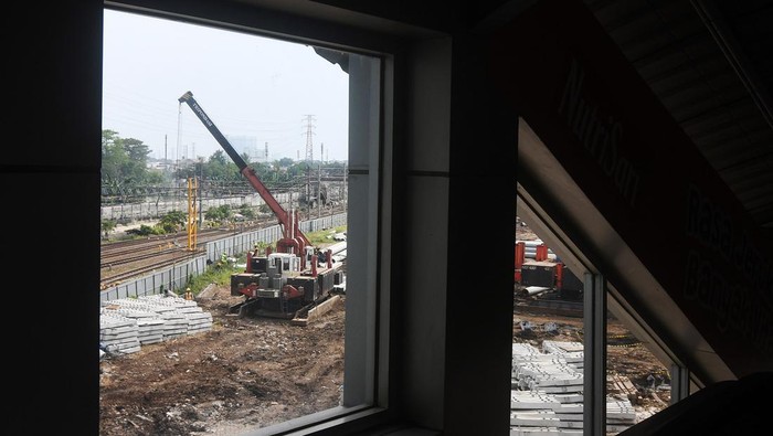 Sejumlah pekerja mengerjakan proyek perluasan Stasiun Kereta Api (KA) Tanah Abang di Jakarta, Rabu (17/7/2024). Kementerian Perhubungan menargetkan proyek perluasan stasiun tersebut selesai pada akhir 2024 dengan membangun stasiun baru, penambahan jalur kereta dari empat menjadi enam, menambah peron dari dua menjadi empat, penataan fasilitas integrasi antarmoda, dan meningkatkan kapasitas stasiun dari 100.000 menjadi 300.000 penumpang per hari. ANTARA FOTO/Aditya Pradana Putra/rwa.