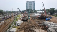 Sejumlah pekerja mengerjakan proyek perluasan Stasiun Tanah Abang di Jakarta, Rabu (17/7/2024).