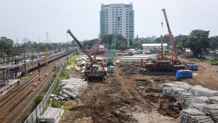Penampakan Terkini Proyek Perluasan Stasiun Tanah Abang Sejumlah pekerja mengerjakan proyek perluasan Stasiun Kereta Api (KA) Tanah Abang di Jakarta, Rabu (17/7/2024). Kementerian Perhubungan menargetkan proyek perluasan stasiun tersebut selesai pada akhir 2024 dengan membangun stasiun baru, penambahan jalur kereta dari empat menjadi enam, menambah peron dari dua menjadi empat, penataan fasilitas integrasi antarmoda, dan meningkatkan kapasitas stasiun dari 100.000 menjadi 300.000 penumpang per hari. ANTARA FOTO/Aditya Pradana Putra/rwa.