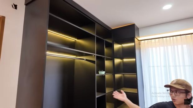 Penampakan walk in closet Rafael Tan