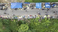 Pasar itu sepi karena sejumlah pedagang lebih memilih mendirikan bangunan liar di tepi jalan raya.