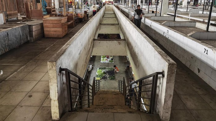 Foto udara suasana median jalan masuk ke Pasar Rakyat Talang Banjar yang dipadati pedagang kaki lima di Jambi, Rabu (17/7/2024). Pasar Rakyat Talang Banjar yang selesai dibangun pada 2017 dengan daya tampung sekitar 1.000 pedagang tersebut hingga kini belum berfungsi optimal dengan keterisian lapak kurang dari 30 persen karena sejumlah pedagang lebih memilih mendirikan bangunan liar di tepi jalan raya. ANTARA FOTO/Wahdi Septiawan/rwa.