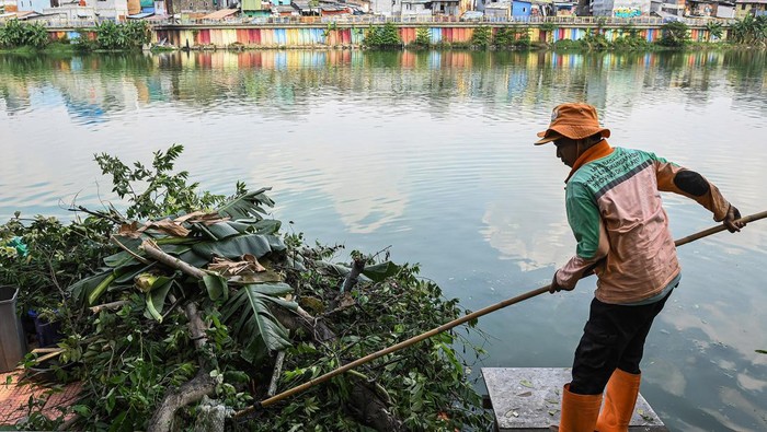 Penebangan Pohon Liar untuk Jaga Keindahan Waduk Sunter Selatan Petugas unit penanganan sampah (UPS) membersihkan pohon liar di bantaran Waduk Sunter Selatan, Jakarta, Rabu (17/7/2024). UPS Tanjung Priok Jakarta Utara rutin melakukan penebangan pohon liar di sekitaran waduk guna menjaga keindahan waduk serta menjaga fungsi waduk sebagai pengontrol aliran air ke daerah hilir dan mengurangi banjir di kawasan tersebut. ANTARA FOTO/Sulthony Hasanuddin/rwa.