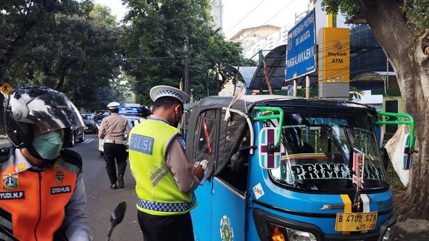 Penertiban parkir liar di Jl Dharmawangsa, Jakarta Selatan (Fawdi/detikcom)