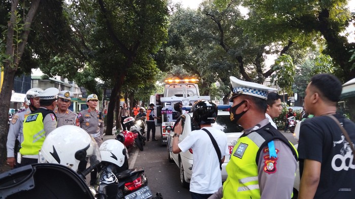 Penertiban parkir liar di Jl Dharmawangsa, Jakarta Selatan (Fawdi/detikcom)