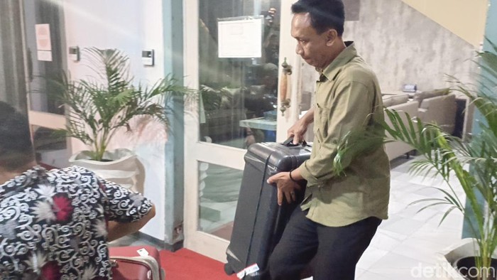 Petugas KPK keluar dari gedung ruang kerja Wali Kota Semarang dengan membawa dua koper besar.