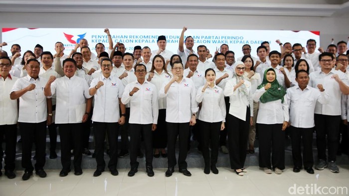 Ketua Harian Nasional DPP Partai Perindo Angela Tanoesoedibjo menyerahkan surat rekomendasi Cagub Herman Daru-Cawagub Cik Ujang Sumatera Selatan di DPP Partai Perindo, Jakarta, Rabu  (17/7/2024).
