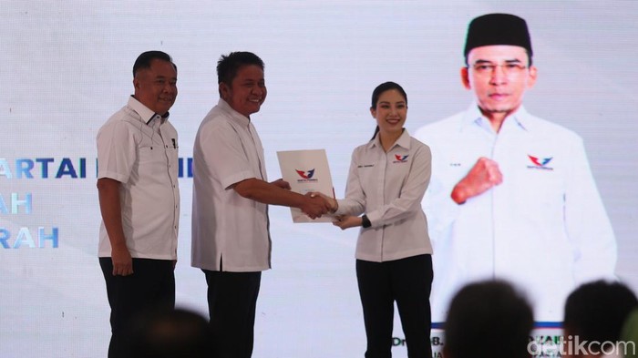 Perindo Berikan Surat Rekomendasi 42 Bacakada Ketua Harian Nasional DPP Partai Perindo Angela Tanoesoedibjo menyerahkan surat rekomendasi Cagub Herman Daru-Cawagub Cik Ujang Sumatera Selatan di DPP Partai Perindo, Jakarta, Rabu (17/7/2024).