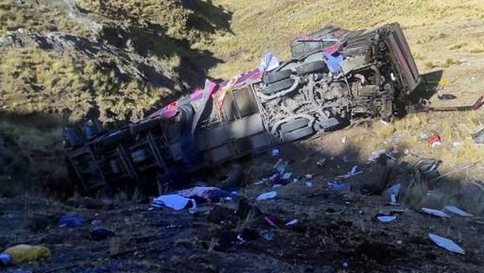 EDITORS NOTE: Graphic content / This picture released by the Peruvian National Police shows a bus that plunged down a ravine on a remote site in the Andes, Peru, on July 16, 2024. A bus plummeted into a ravine in southern Peru, killing at least 21 people and wounding another 20, police said Tuesday. The bus with more than 40 occupants was headed for the Andean region of Ayacucho from Lima when it veered off a cliff about 200 meters (656 feet) high in the early morning hours, highway safety division director Jhonny Valderrama said on RPP radio. (Photo by Handout / Peruvian National Police / AFP) / RESTRICTED TO EDITORIAL USE - MANDATORY CREDIT 