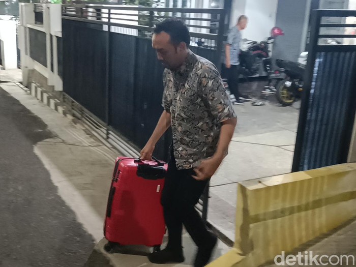 Petugas KPK membawa dua koper usai melakukan penggeledahan di rumah pribadi Wali Kota Semarang, Rabu (17/7/2024) malam.
