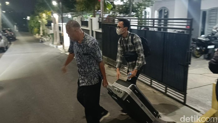 Petugas KPK membawa dua koper usai melakukan penggeledahan di rumah pribadi Wali Kota Semarang, Rabu (17/7/2024) malam.