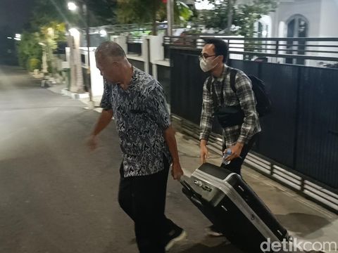 Petugas KPK membawa dua koper usai melakukan penggeledahan di rumah pribadi Wali Kota Semarang, Rabu (17/7/2024) malam.